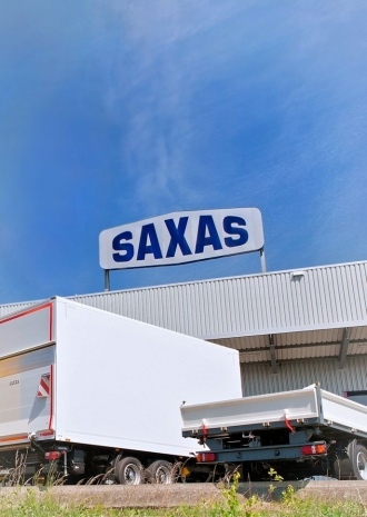 Saxas-Anhänger vor dem Werk-aufbauten-anhaenger-verteilerverkehr-nutzfahrzeuge-saxas
