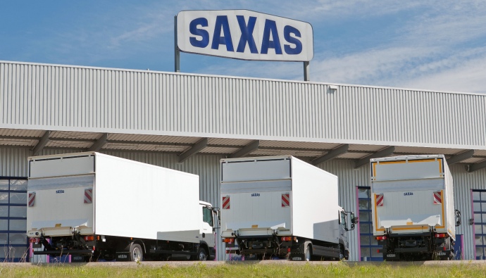 Vor dem SAXAS-Werk-aufbauten-anhaenger-verteilerverkehr-nutzfahrzeuge-saxas